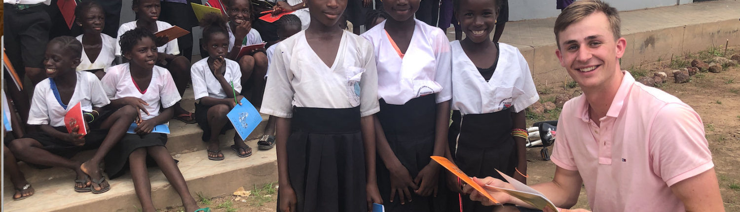 GAmbia uitdelen schoolspullen