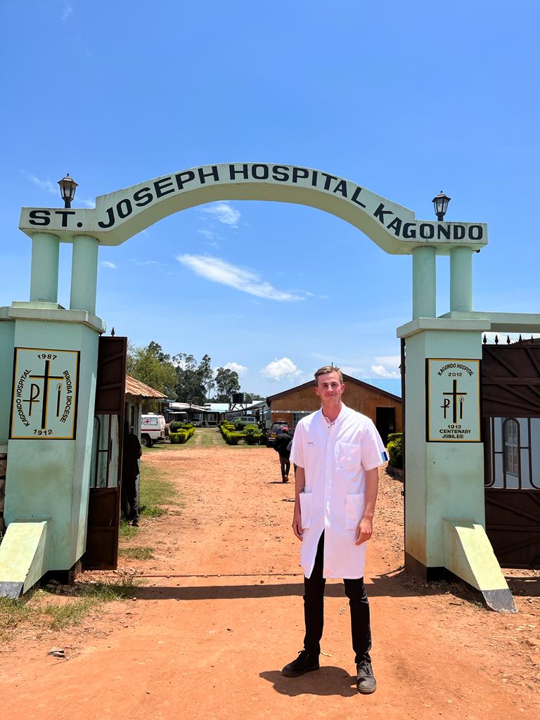 Armando werkt in St. Joseph Hospital Kagono
